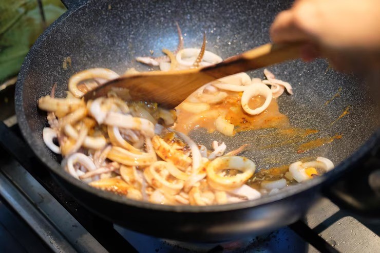 cara menghangatkan makanan sisa, tips panaskan nasi agar tidak keras, panaskan pizza agar renyah, cara memanaskan pasta, food waste solusi, trik dapur ibu muda, menghemat makanan di rumah